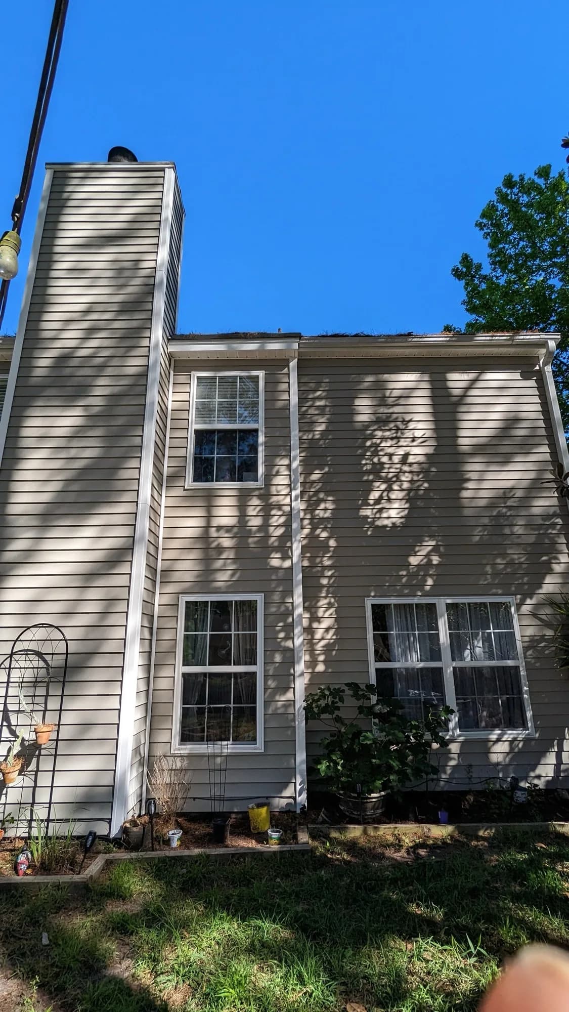 The same siding wall bright and clean after washing